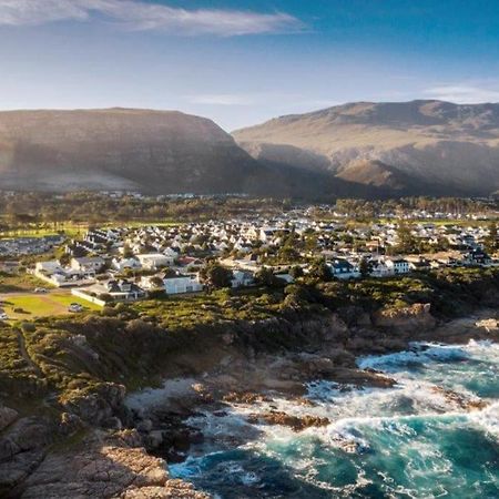 Wild Waters At Kraal Rock On The Cliffs In Hermanus Extérieur photo