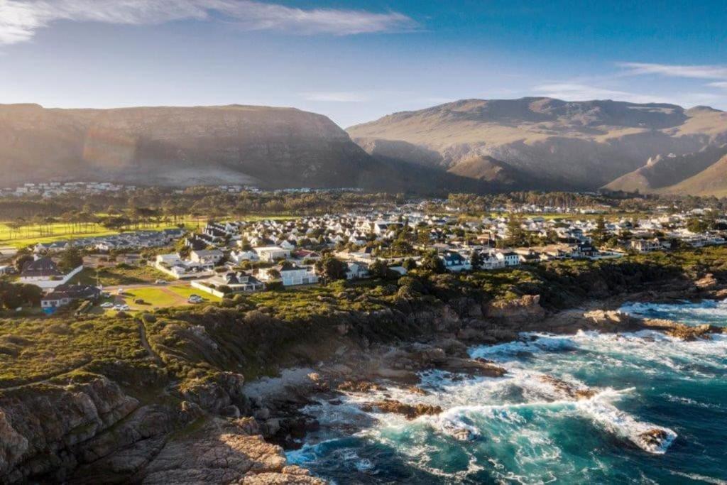 Wild Waters At Kraal Rock On The Cliffs In Hermanus Extérieur photo